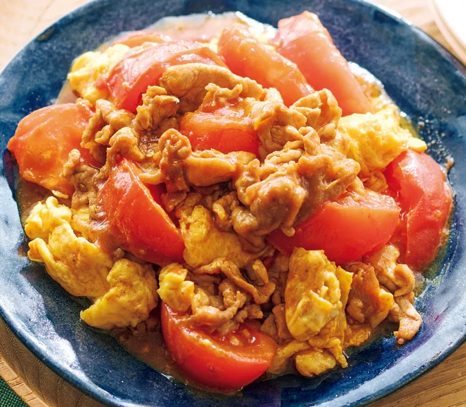 カレー粉＆ウスターソースでスパイシーに仕上げる！「豚こまとトマトのスパイシー卵炒め」