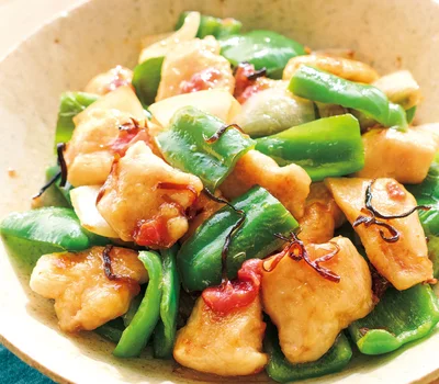 夏バテ防止に！梅の酸味と塩昆布のうまみでご飯が進む「とりむねとピーマンの梅塩昆布炒め」