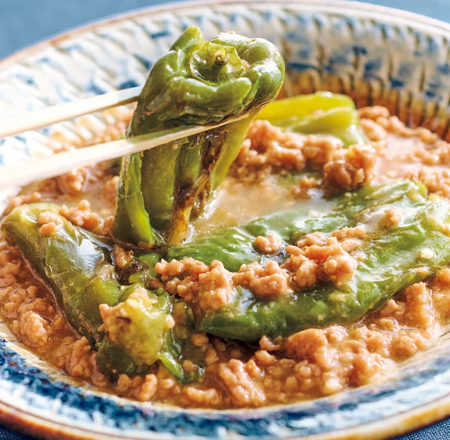 種もへたも取らずにOK！包丁いらずで手間なし「まるごとピーマンの肉みそ煮」