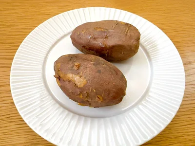 皮の外側まで蜜があふれる熱々の「ごと芋」の焼き芋。糖度は36度以上を誇る