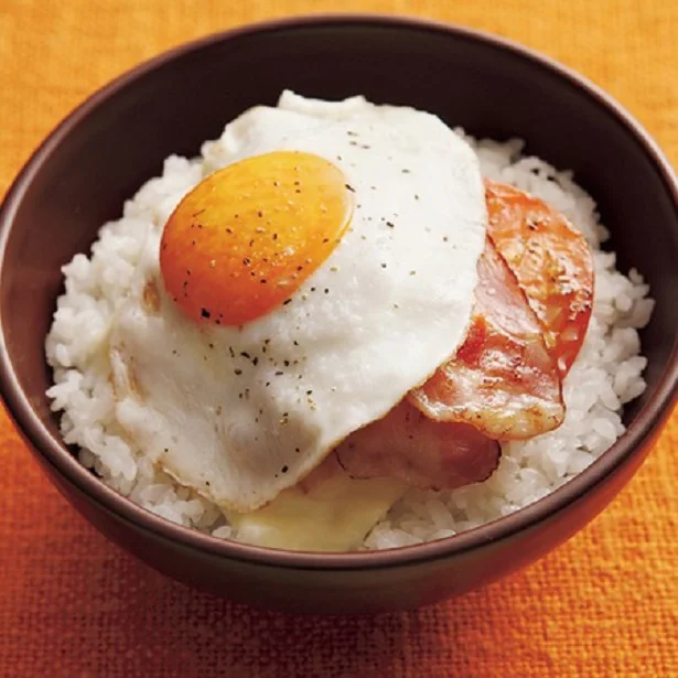 【簡単レシピ】シンプルだけど驚きのおいしさ。うまみの塊「ベーコンチーズエッグ丼」