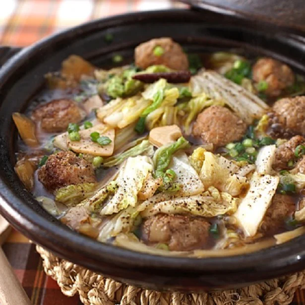 たっぷり黒こしょうがイイ！ 汁まで飲み干したい体ポカポカ「白菜と豚肉の黒こしょう鍋」レシピ