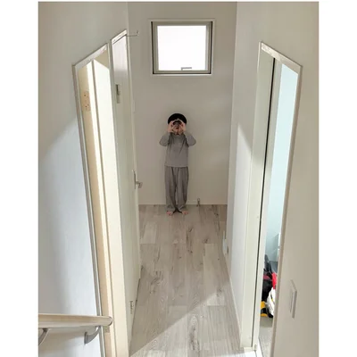 じーっと観察中！なにが見えているのかな？（⇒こちらもほっこり♪ 次画像からやさしさがにじむ大人気子育てマンガ『いつかのやさしさに、今日も救われてます るしこの子育て日記 3』が読めます）