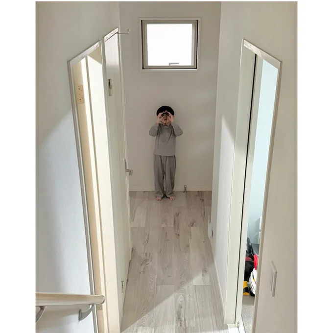 じーっと観察中！なにが見えているのかな？（⇒こちらもほっこり♪ 次画像からやさしさがにじむ大人気子育てマンガ『いつかのやさしさに、今日も救われてます るしこの子育て日記 3』が読めます）