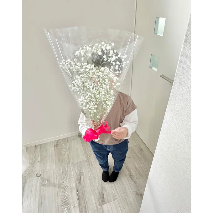 なこさんが大好きだというかすみ草！お顔が隠れるくらい大きな花束が素敵ですね▶︎気になるお外を眺めるときも…（⇒次へ）