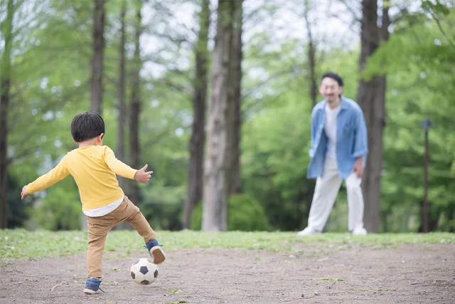25万いいねの大反響！公園でサッカーをする父子に起きたくすっと笑える「逆転現象」とは