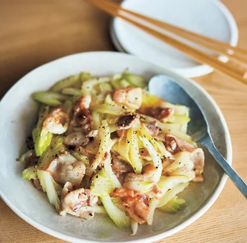 シンプルな材料でも酢でぐっと味わい深く「豚バラとセロリのさっぱり炒め」【長谷川あかりさんのお酢レシピ】
