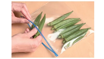 ガクを取ったオクラを冷凍用保存袋に平らに入れて冷凍します