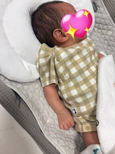 生まれたばかりの小さいおててがかわいい！▶赤ちゃんとママの寝る場所を作ったら…（⇒次へ）