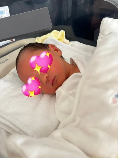 生まれたてほやほやの赤ちゃん▶赤ちゃんを家族として受け入れる猫ちゃん（⇒次へ）