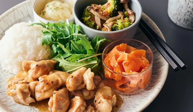 ジューシーな鶏肉に野菜の副菜を合わせた「ピリ辛チキンプレート」【包んで蒸すだけレシピ】