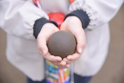 泥なのに「ほぼ鏡」！　磨きを極めすぎた泥だんごが11万いいねを獲得