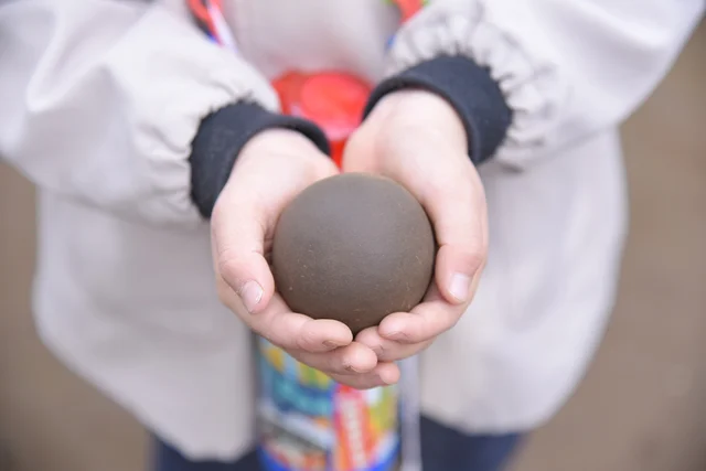 泥なのに「ほぼ鏡」！　磨きを極めすぎた泥だんごが11万いいねを獲得