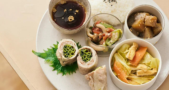 ポン酢ベースのたれでさっぱり味わう「丸ごとねぎの肉巻きプレート」【包んで蒸すだけレシピ】
