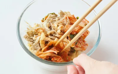 加熱後、キムチ、ごま油を加えて混ぜる