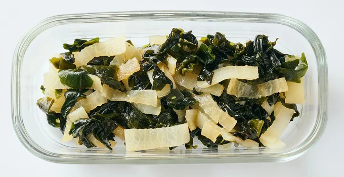 大根とわかめの蒸し煮