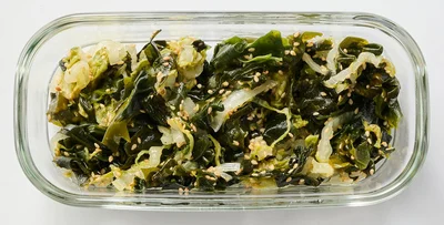 白菜とわかめのうま塩レモンあえ