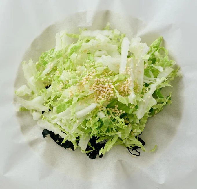乾燥わかめ、白菜をのせ、鶏ガラスープの素を加えて包む