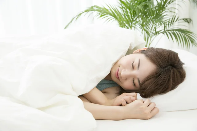 横向き寝は体に良い？悪い？ 老舗寝具メーカーに聞いた「理想的な寝姿勢」のポイント