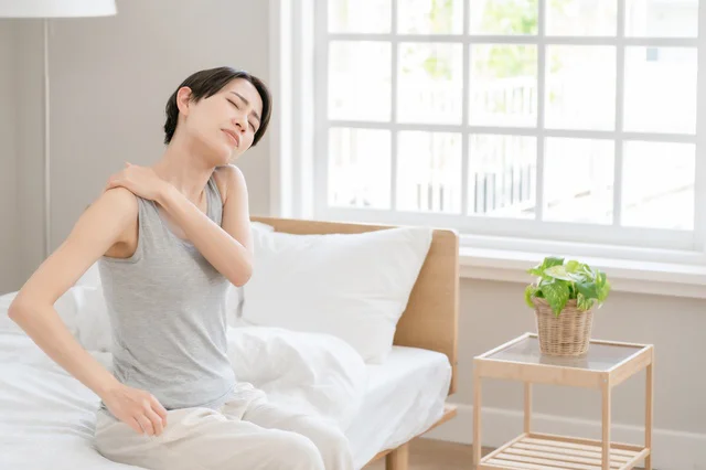 寝起きに首・肩が痛い人は要チェック！「横寝」に特化した話題の「枕」を深堀り