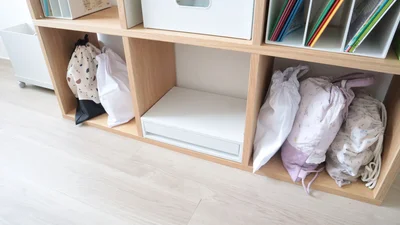 あえてカゴなどを使わずパッと見えるようにしておくことで、忘れ物防止に　▶下段の中央は？