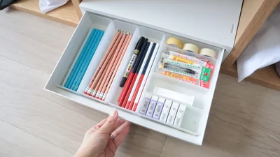 文房具のストックは、「ポリプロピレン 小物収納ケース ワイド 小」にまとめて、中央の下段で管理。