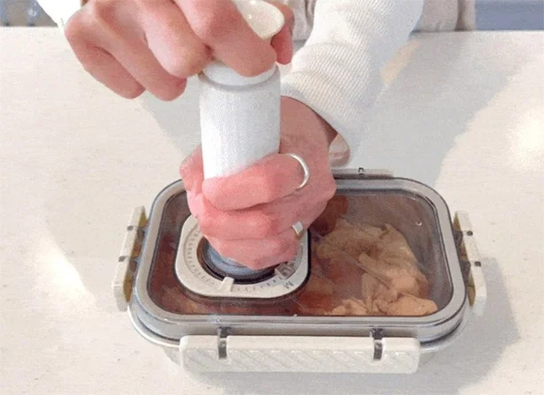 空気を抜き、真空調理で味しみしみに!