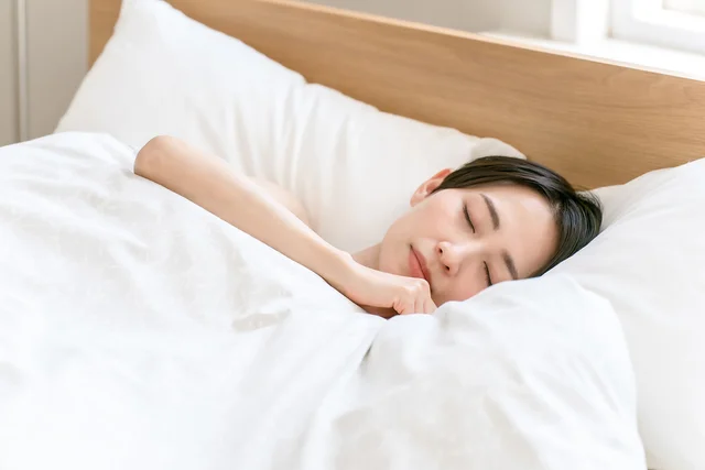 【40代からのゼロリバウンド・ダイエット】空腹で眠るのは正解じゃないの？ 睡眠の質の低下が招く「太るリスク」
