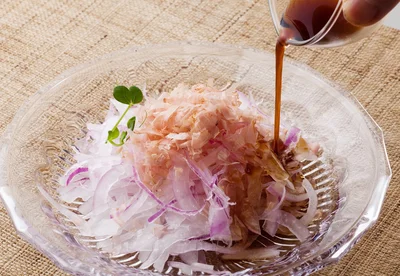赤玉ねぎは、シャキシャキとした食感とみずみずしいおいしさを味わえます。