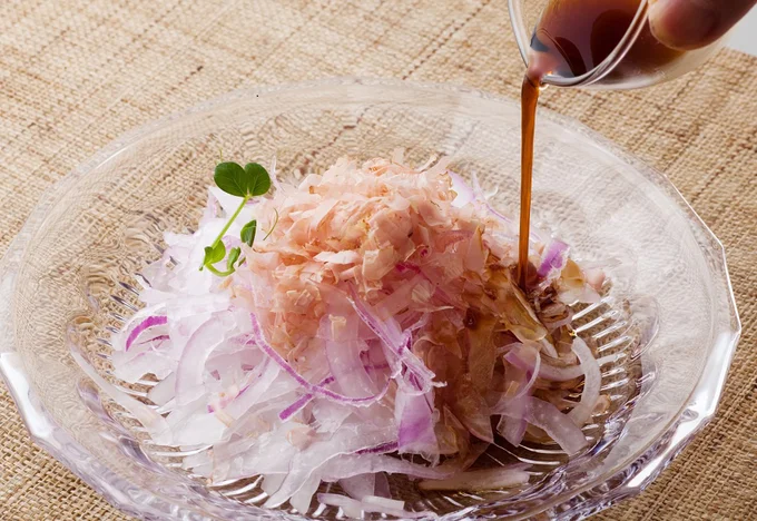 赤玉ねぎは、シャキシャキとした食感とみずみずしいおいしさを味わえます。