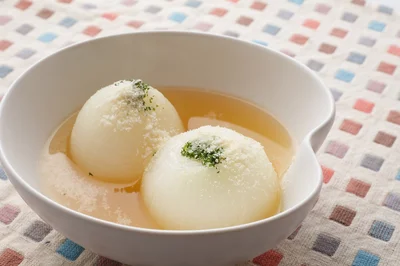 玉ねぎを丸ごと使ったスープは、玉ねぎ本来のうまみがたっぷり