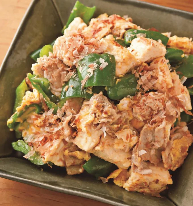 削りがつおの風味は、欠かせない味のポイント「豚肉とピーマンのチャンプルー」