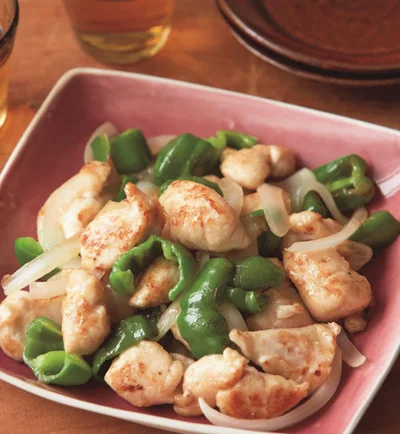 粉をまぶしてバターで炒めたささ身はまったりと舌ざわりよく「ささ身とピーマンの塩バタ炒め」