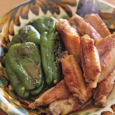 とり肉のコクと甘辛味でピーマンの種もわたもおいしく食べて！「手羽中とまるごとピーマンの焼き煮込み」
