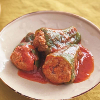 実は食べられる!! 種ごと肉詰めして栄養価をアップ「ピーマンの肉詰めトマト煮」