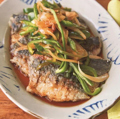 焼いたあじに甘酢野菜をかけて簡単にアレンジ「あじの南蛮漬け風」