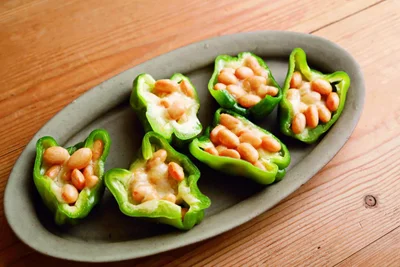 蒸し煮にすると、苦みがなくなり食べやすい「豆とチーズのピーマンカップ」