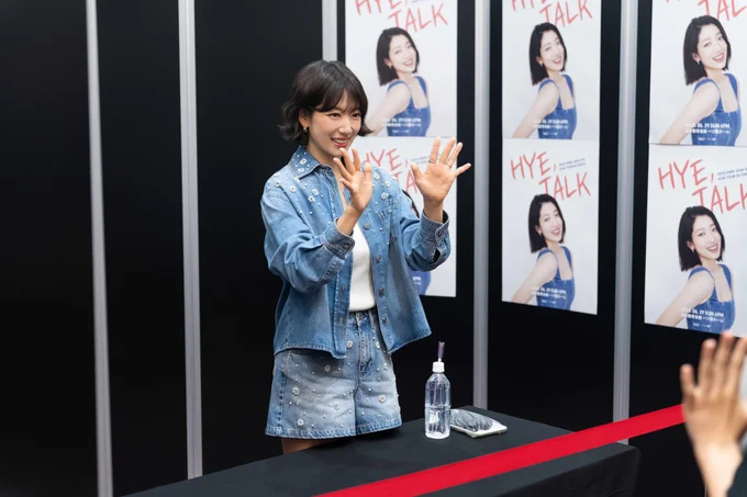笑顔でお見送りしてくれるパク・シネさん