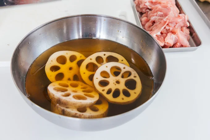 酢水は水500ccにお酢大さじ3入れてから加えると酸化を予防してくれて白くなります