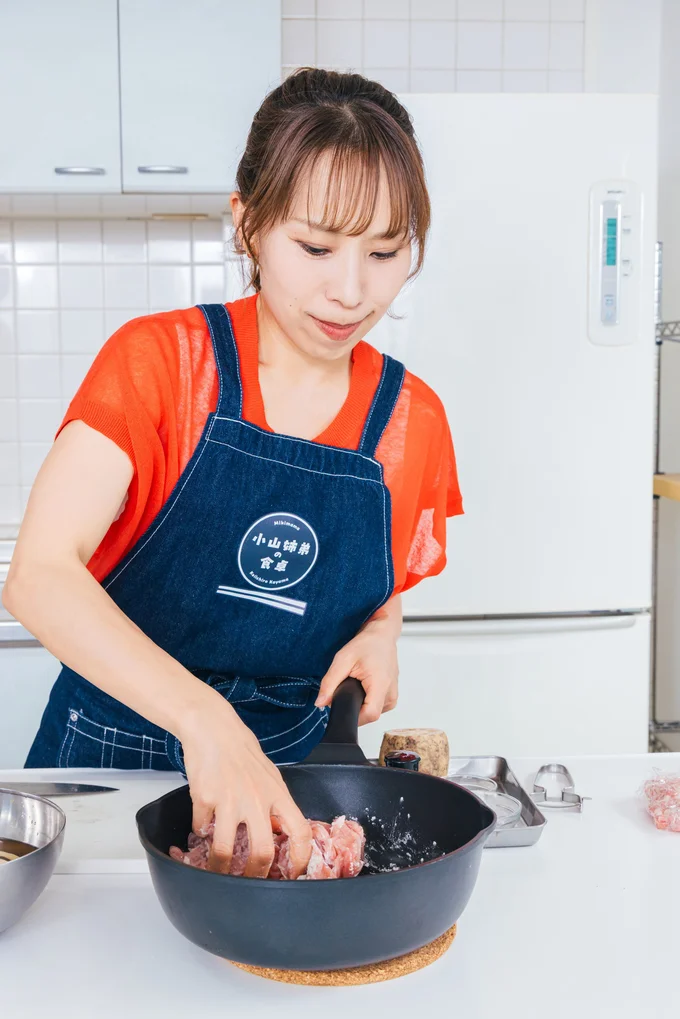 塩と片栗粉をしっかり揉み込みます