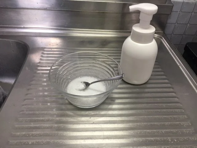 重曹+ハンドソープで重曹ペーストをコネコネ作る