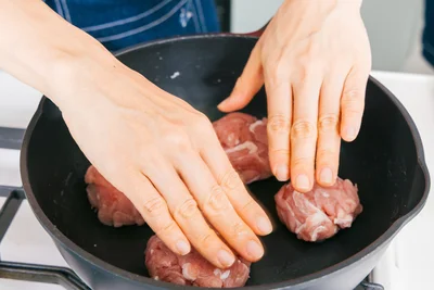 肉団子を軽く押し込んで楕円型に