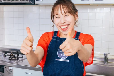 ソースを味見して「うん。バッチグーーー！　慶ちゃんグッジョブ!!」と笑顔のみきさん