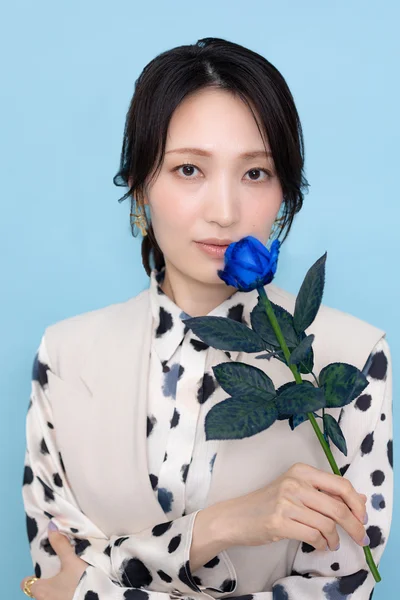 青いバラを手に凛とした表情が美しい望海風斗さん。