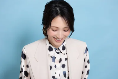 雑誌レタスクラブ2025年7月号のページをめくりながらレシピをチェックしてくださる望海さん。「気になるレシピを３つ選んでください」のリクエストに応えていただきました！