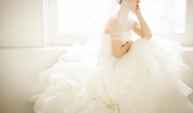 ウエディングドレスや白無垢、花嫁が白い衣装を着るのはなぜ？