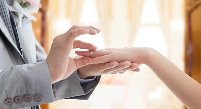 結婚指輪を左手の薬指にはめる理由とは。いつから始まった習慣？