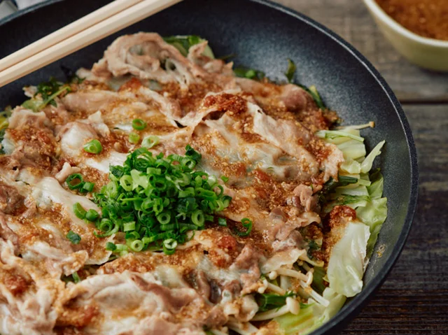 【わたしのお守り腸活レシピ】切って重ねるだけ！ 疲れが吹き飛ぶ「蒸し豚キャベツ」