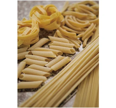 【コツ１】イタリア産の“ザラザラ”パスタを使うのがコツ。パスタには表面がツルツルのもの（テフロンタイプ）と、ザラザラして少し粉っぽいもの（ブロンズタイプ）があります。おすすめなのはイタリア産の後者。ソースが絡むだけでなく、ゆで汁に粉が溶け出して乳化しやすいからです。カルディなど輸入食材店で見つかりますが、スーパーで手に入りやすいブロンズタイプパスタはディ・チェコ。パスタの種類は、フェットチーネ（写真左）、カサレッチェ（写真中上）、ペンネ（写真中下）、スパゲッティ（写真右／太さ違いの2種）など、バリエーション豊か。なければもちろん、手に入りやすいパスタを使ってOKです！