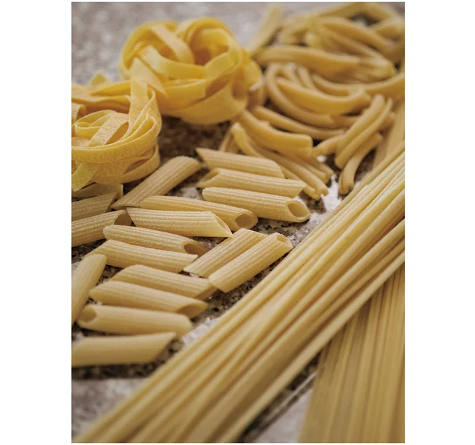 【コツ１】イタリア産の“ザラザラ”パスタを使うのがコツ。パスタには表面がツルツルのもの（テフロンタイプ）と、ザラザラして少し粉っぽいもの（ブロンズタイプ）があります。おすすめなのはイタリア産の後者。ソースが絡むだけでなく、ゆで汁に粉が溶け出して乳化しやすいからです。カルディなど輸入食材店で見つかりますが、スーパーで手に入りやすいブロンズタイプパスタはディ・チェコ。パスタの種類は、フェットチーネ（写真左）、カサレッチェ（写真中上）、ペンネ（写真中下）、スパゲッティ（写真右／太さ違いの2種）など、バリエーション豊か。なければもちろん、手に入りやすいパスタを使ってOKです！